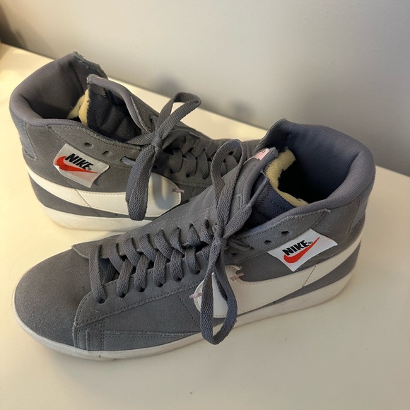 Nike Women’s Gray and White Trailblazers - Picture 2 of 5